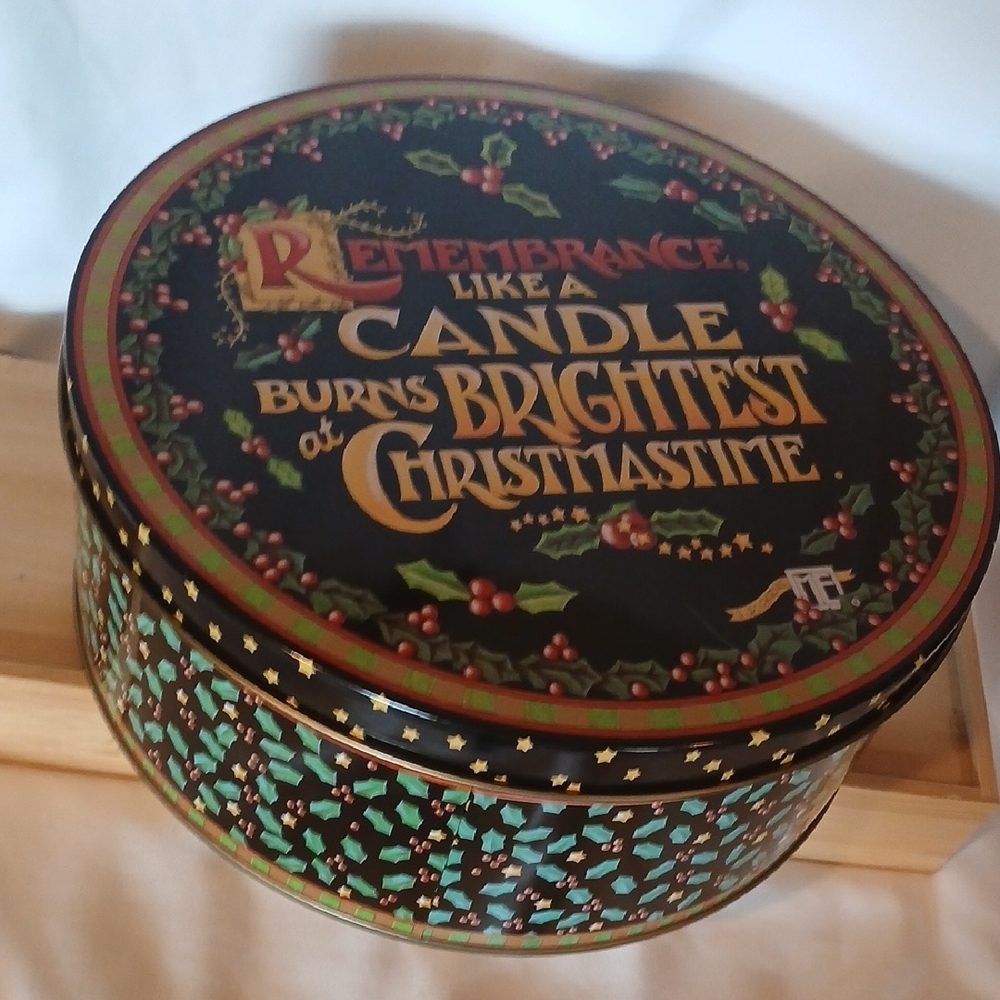 Mary Engelbreit Candle Burns Brightest at Christmastime Biscuit Tin *Read - Picture 10 of 10